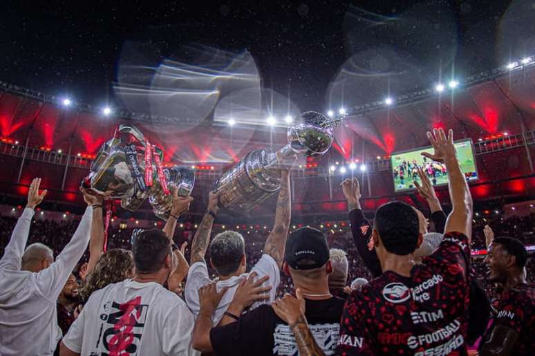 Jogadores do Flamengo com as taças da Copa do Brasil e Libertadores no Maracanã (Foto: Paula Reis/Flamengo)