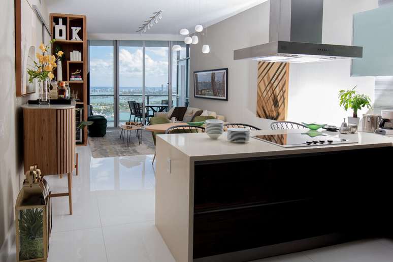 Ilha permite a circula&ccedil;&atilde;o e socializa&ccedil;&atilde;o das pessoas na cozinha 