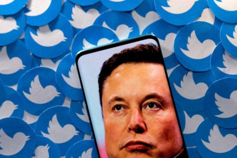 Sob comando de Musk, Twitter demite metade dos empregados e leva