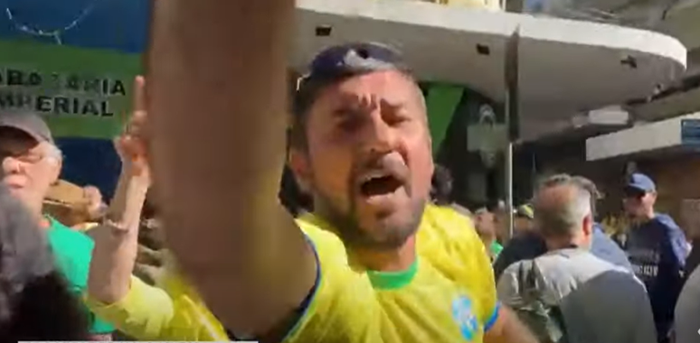Apoiadores de Bolsonaro hostilizam a imprensa em atos golpistas no RS