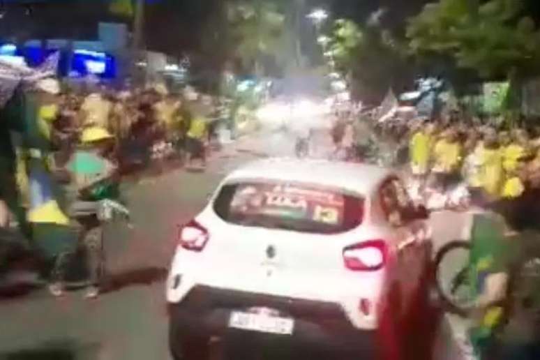 Carro é depredado em manifestação pró-Bolsonaro em João Pessoa (PB)
