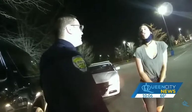 Reportagem divulga vídeo de prisão de Hope Solo após dirigir embriagada com filhos no carro