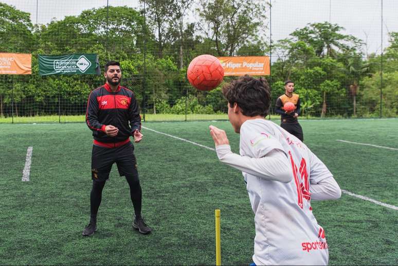 Alexandre Passos gerencia projeto de futebol desenvolvido pelo zagueiro Felipe Monteiro, em Mogi das Cruzes