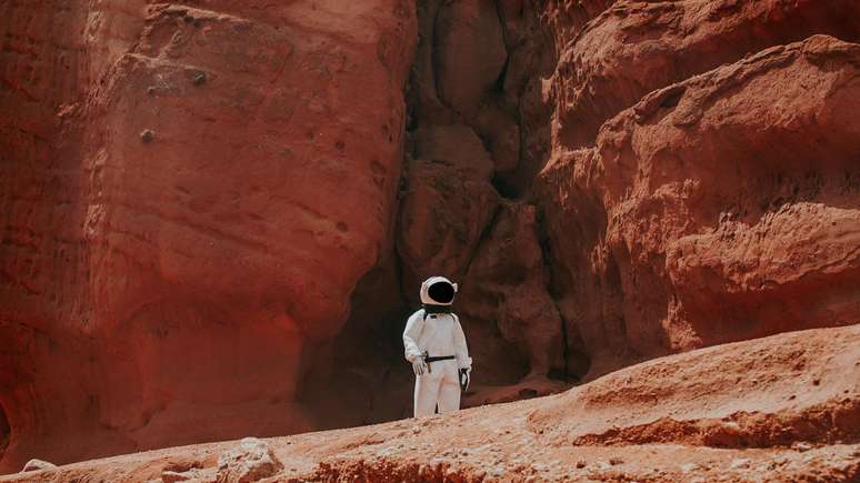 Cavernas abaixo da superfície podem abrigar astronautas contra ambiente hostil do planeta 