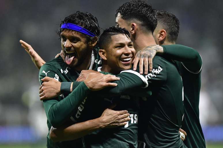 Palmeiras goleia o Fortaleza e comemora campeonato antecipado