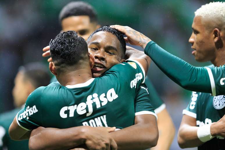 Endrick comemora gol em partida do Palmeiras contra o Fortaleza