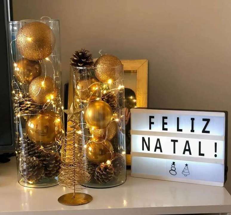 123. Decora&ccedil;&atilde;o natalina: vasos de vidro com bolas douradas para decora&ccedil;&atilde;o de Natal &ndash; Foto: Dicas de Mulher