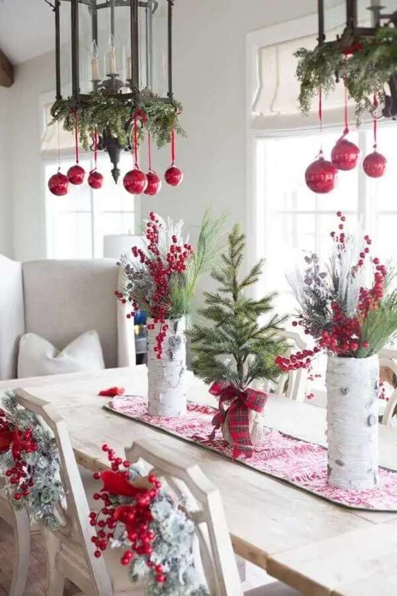 130. Decora&ccedil;&atilde;o de Natal para sala de jantar com bolas vermelhas penduradas no lustre &ndash; Foto: Style Me Pretty