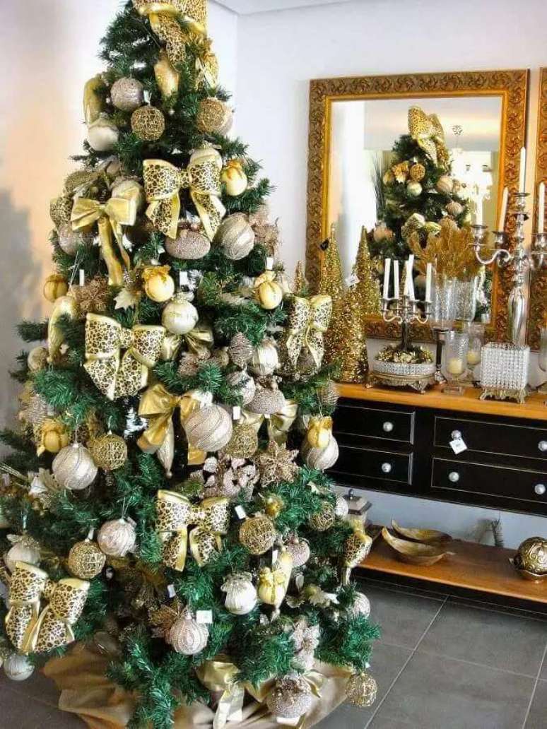 23. &Aacute;rvore de Natal decorada com enfeites dourados para decora&ccedil;&atilde;o natalina para casas &ndash; Foto: Dcore Voc&ecirc;
