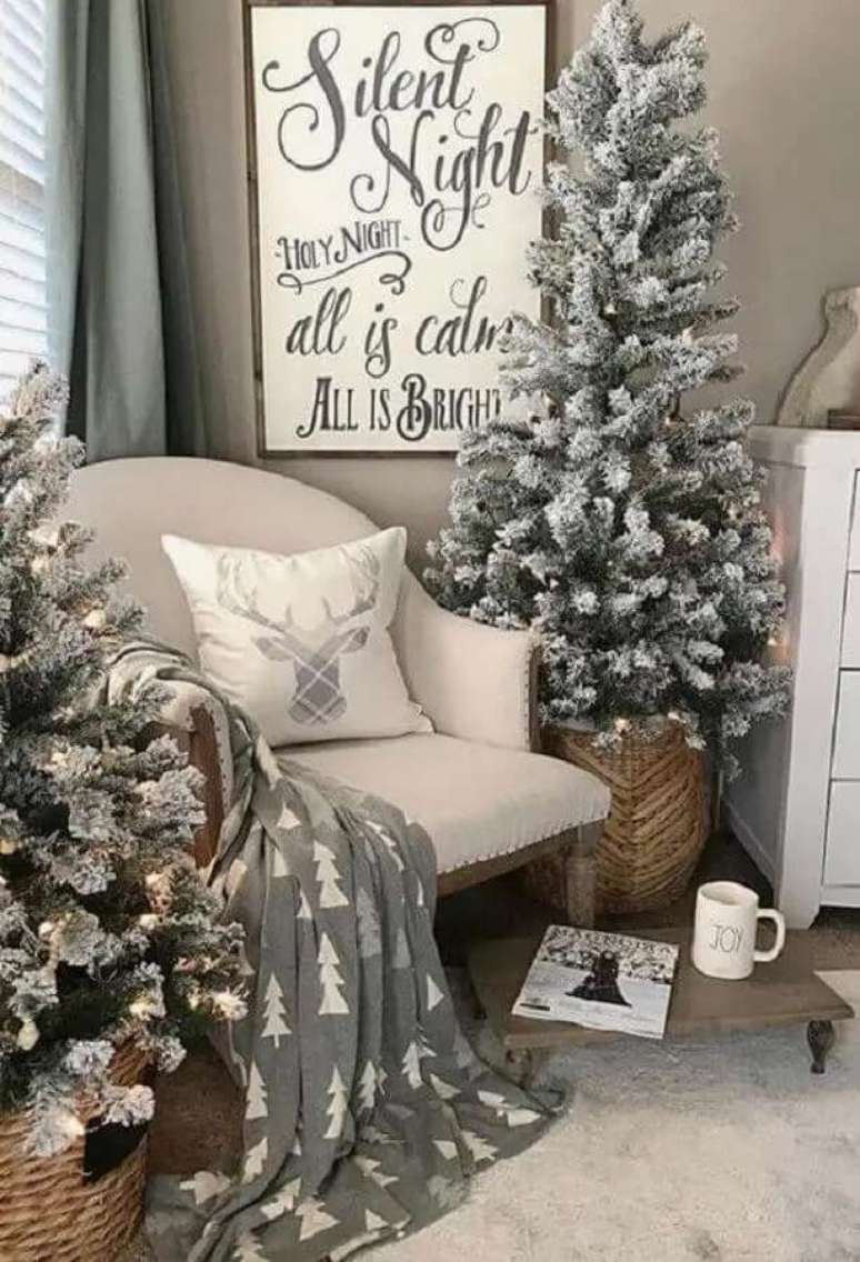 28. Decora&ccedil;&atilde;o natalina para sala clean &ndash; Foto: Livia Fonseca