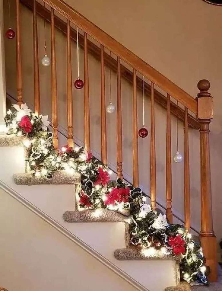59. Casas com escada merecem uma decora&ccedil;&atilde;o de Natal especial &ndash; Foto: My Desired Home