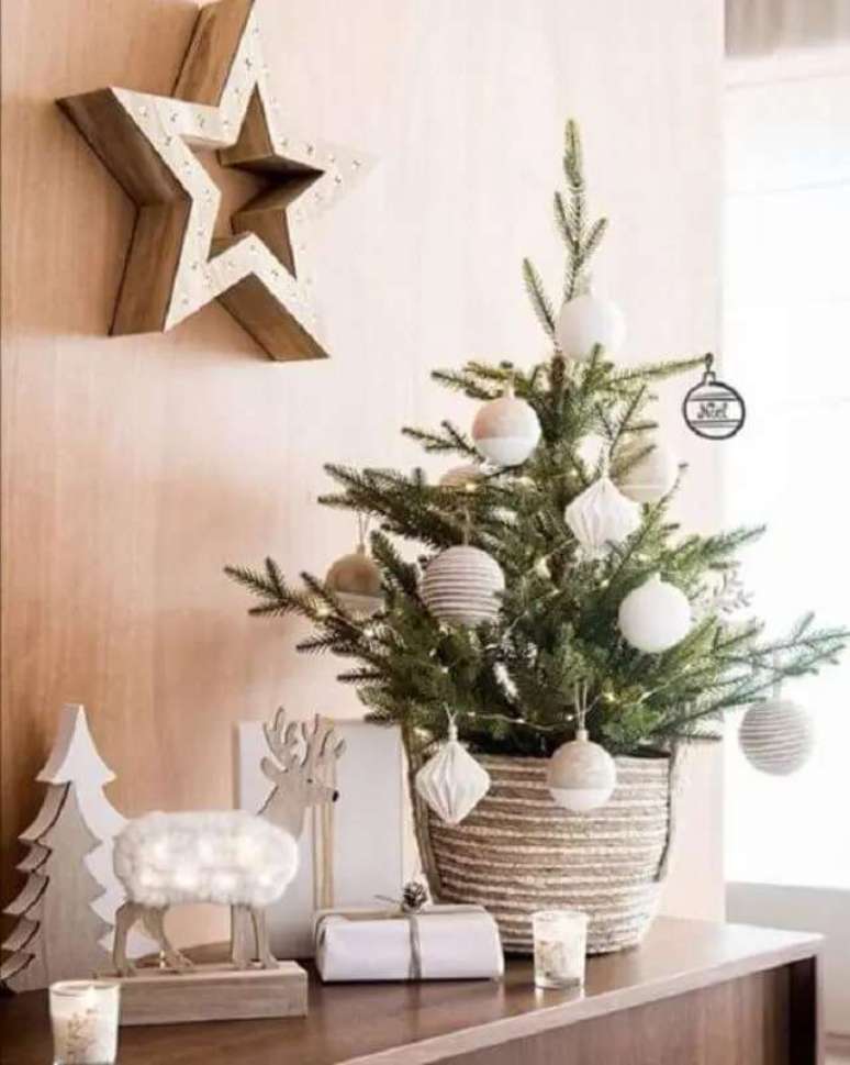 126. Decora&ccedil;&atilde;o natalina moderna com &aacute;rvore de Natal pequena &ndash; Foto: Customizando.Net