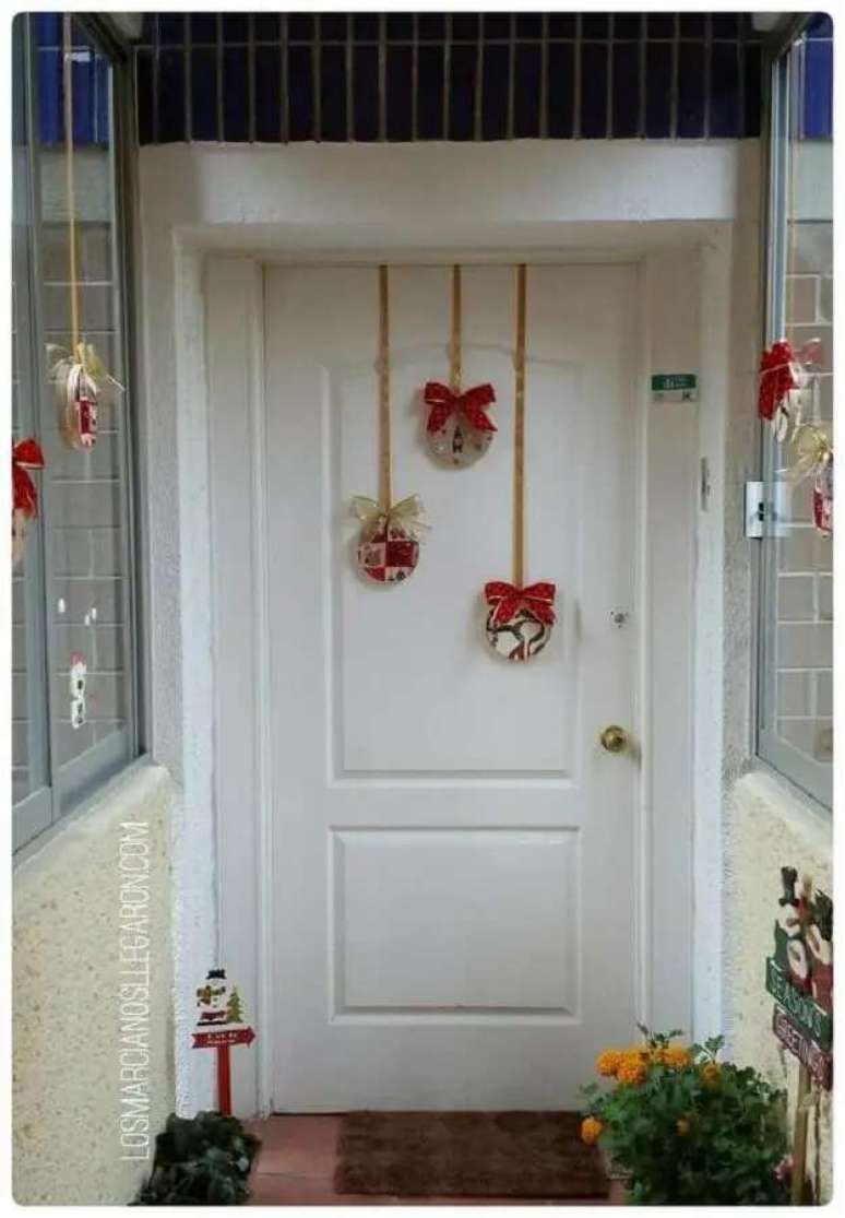 69. Decora&ccedil;&atilde;o de Natal simples para porta &ndash; Foto: Casa Studio