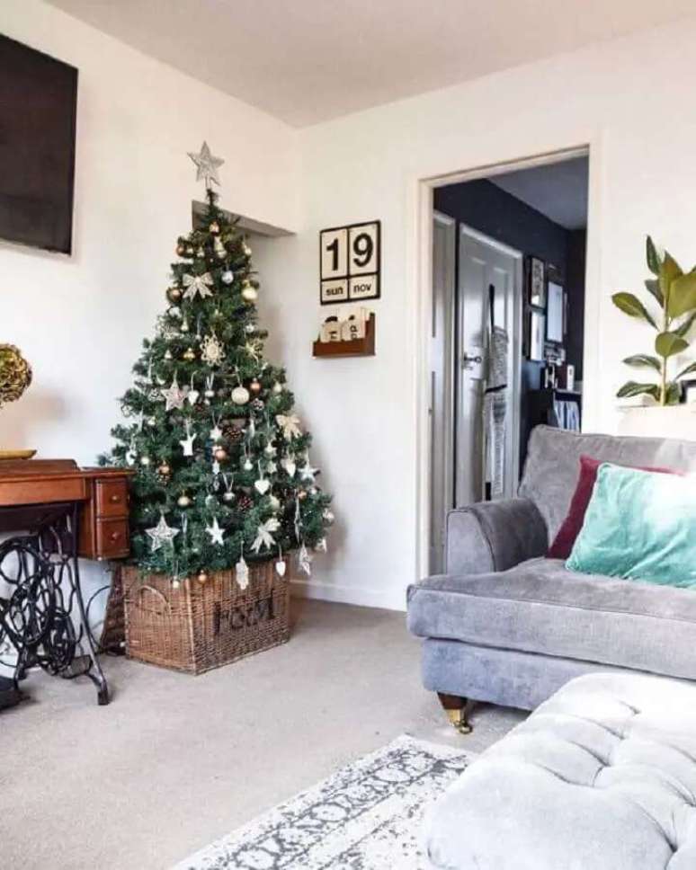 111. &Aacute;rvore para decora&ccedil;&atilde;o de Natal para sala de estar simples &ndash; Foto: Hayley Stuart &ndash; Interiors and DIY