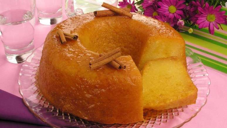 Guia da Cozinha - Bolo de mandioca molhadinho para um café da tarde especial