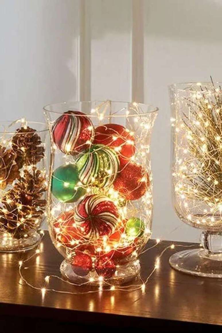 66. Arranjo com bolas, pinhas e pisca pisca para decora&ccedil;&atilde;o de Natal simples &ndash; Foto: Centerpiece Inspiration