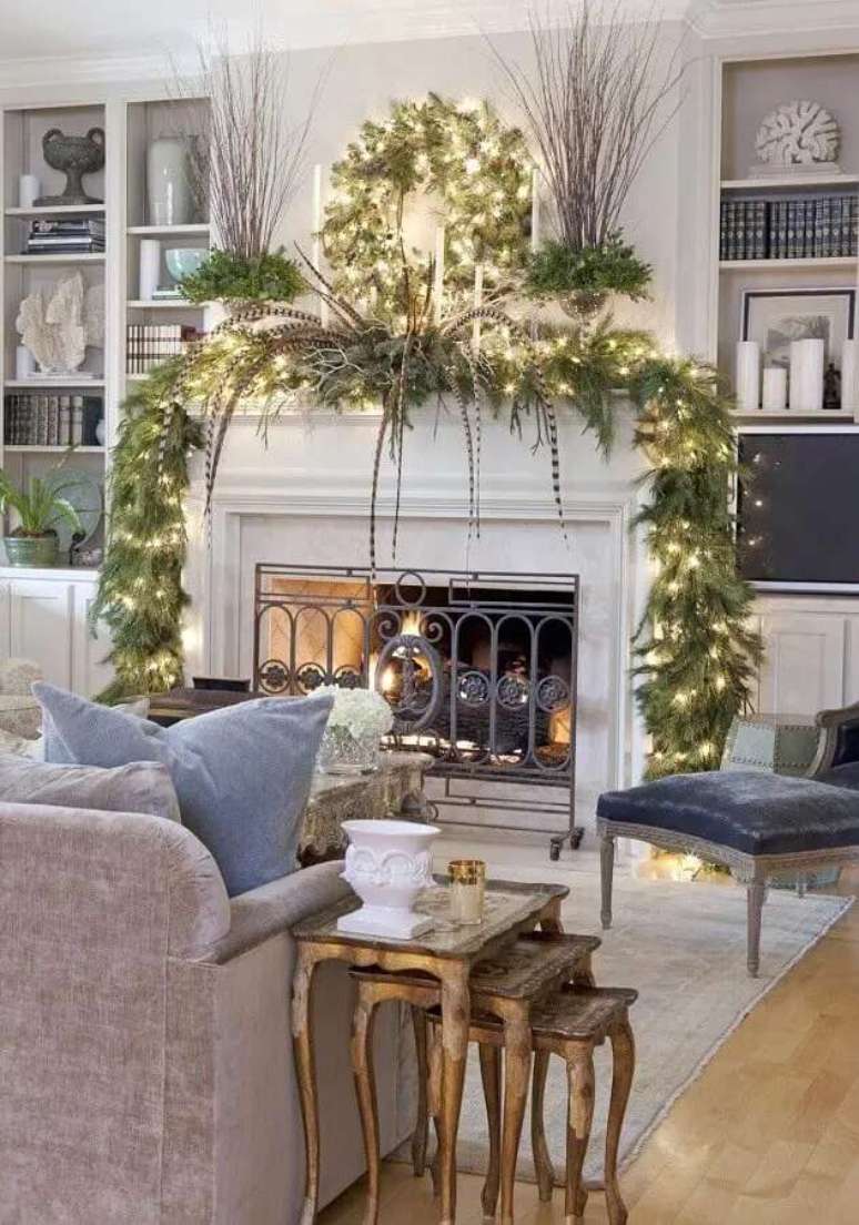 38. Decora&ccedil;&atilde;o de Natal para sala com lareira &ndash; Foto: Homedit