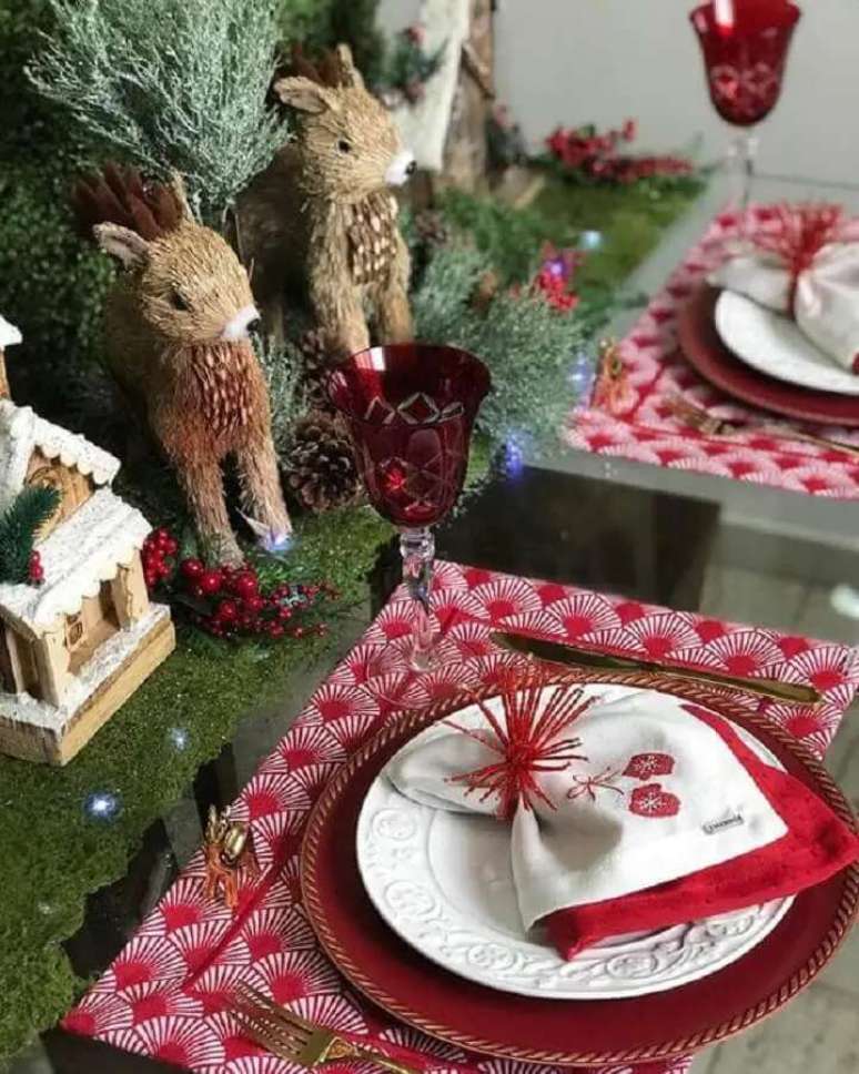 118. Lindo arranjo com folhagens e pequenas renas para decora&ccedil;&atilde;o de mesa de Natal &ndash; Foto: Dicas de Mulher