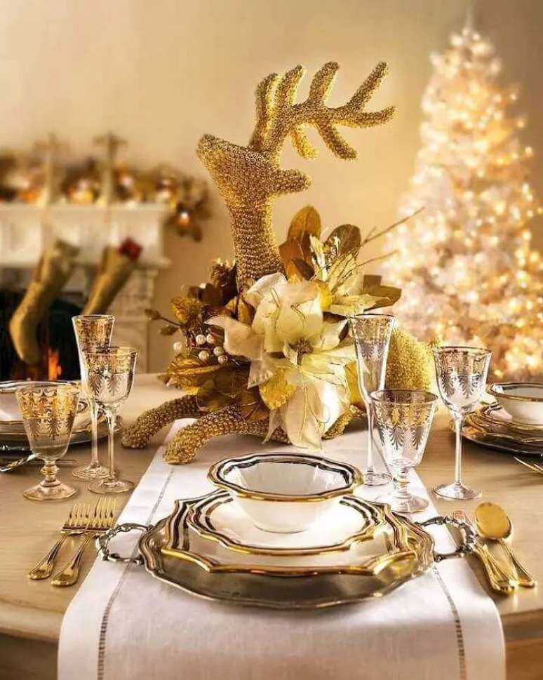 119. Decora&ccedil;&atilde;o de Natal para mesa dourada e branca super sofisticada &ndash; Foto: Studio Artsy