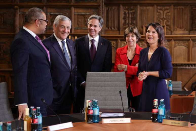 Antonio Tajani e Antony Blinken, no centro da imagem, conversam com os ministros das Relações Exteriores do Reino Unido, James Cleverly (à esquerda), da França, Catherine Colonna (de vermelho), e da Alemanha, Annalena Baerbock (à direita)