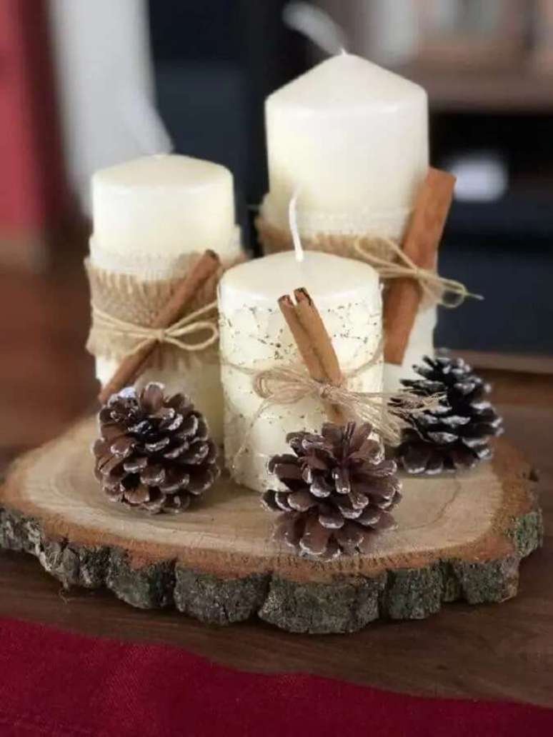 148. Arranjo r&uacute;stico com velas e pinhas para decora&ccedil;&atilde;o de Natal simples &ndash; Foto: Reciclar e Decorar