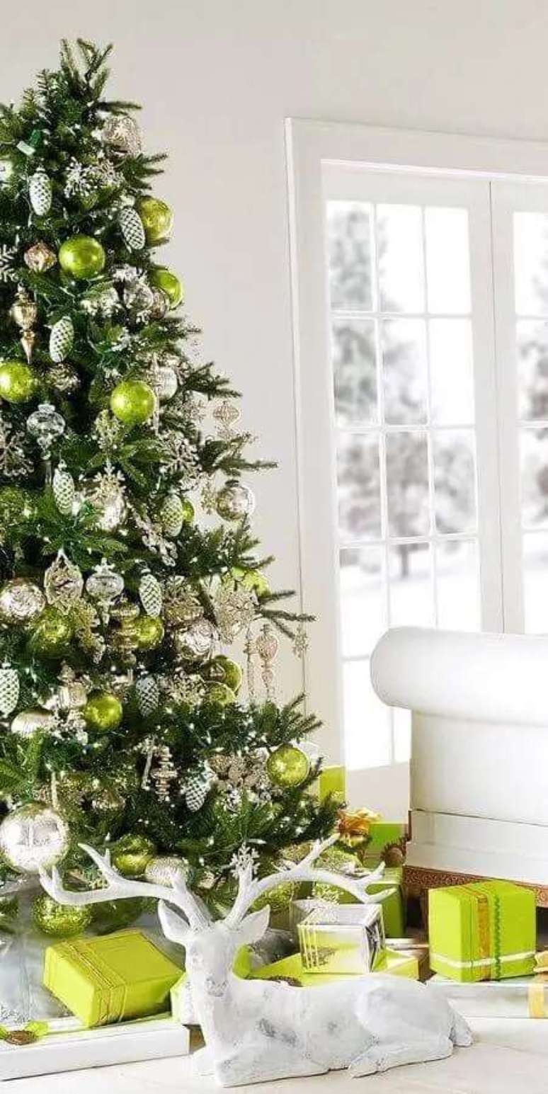 109. Sala clean com &aacute;rvore de Natal decorada verde e prata &ndash; Foto: Decor Home Ideas