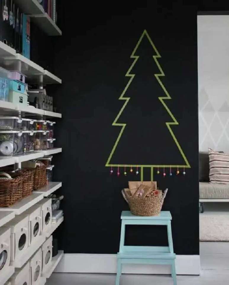 133. Decora&ccedil;&atilde;o de Natal simples com &aacute;rvore de Natal na parede &ndash; Foto: &Aacute;rea de Mulher