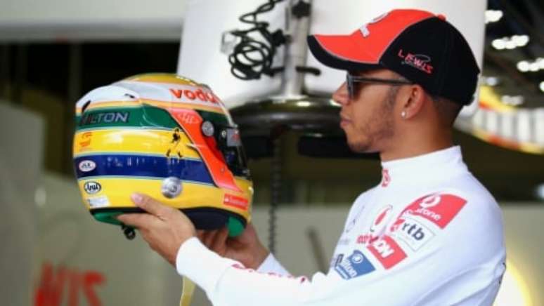 Hamilton homenageou o ídolo Senna com capacete (Foto: Reprodução)