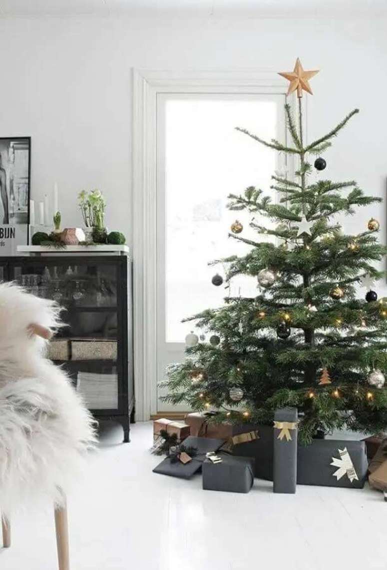 112. Ideia de &aacute;rvore de Natal decorada moderna com enfeites dourados e pretos- Foto: The Home Decor Ideas
