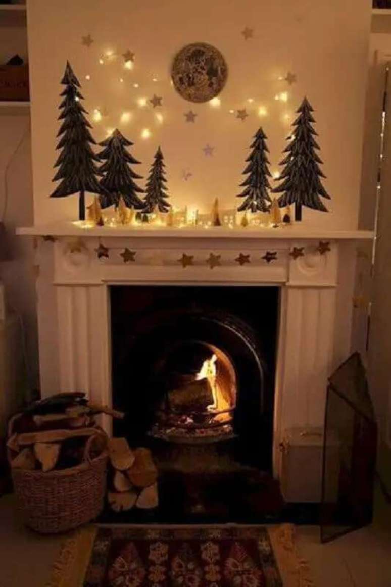151. Decora&ccedil;&atilde;o natalina: pinheiro, pisca pisca e estrelas douradas para decora&ccedil;&atilde;o de Natal para sala com lareira &ndash; Foto: Artofit