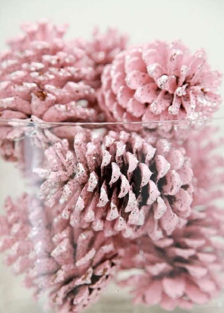 157. Pinhas pintadas para decora&ccedil;&atilde;o natalina. Fonte &ndash; Stone Gable