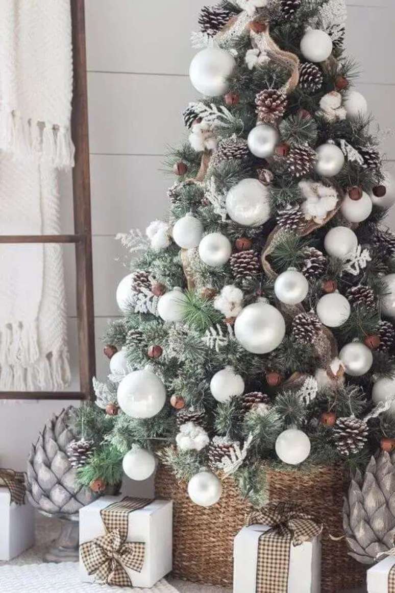 21. &Aacute;rvore com enfeites de pinhas e bolas grandes para decora&ccedil;&atilde;o natalina &ndash; Foto: Woonblog