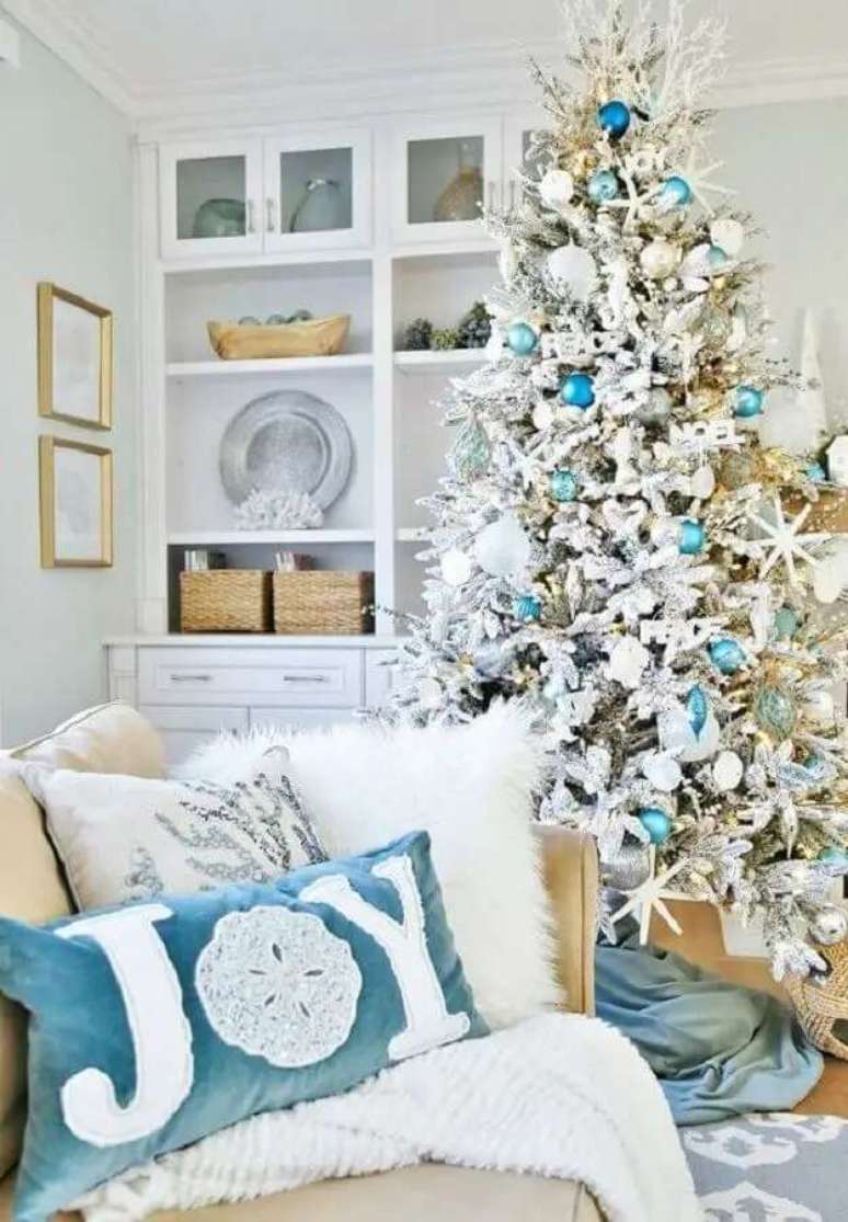 37. Decora&ccedil;&atilde;o de Natal para sala com &aacute;rvore branca com enfeites azuis &ndash; Foto: My Desired Home