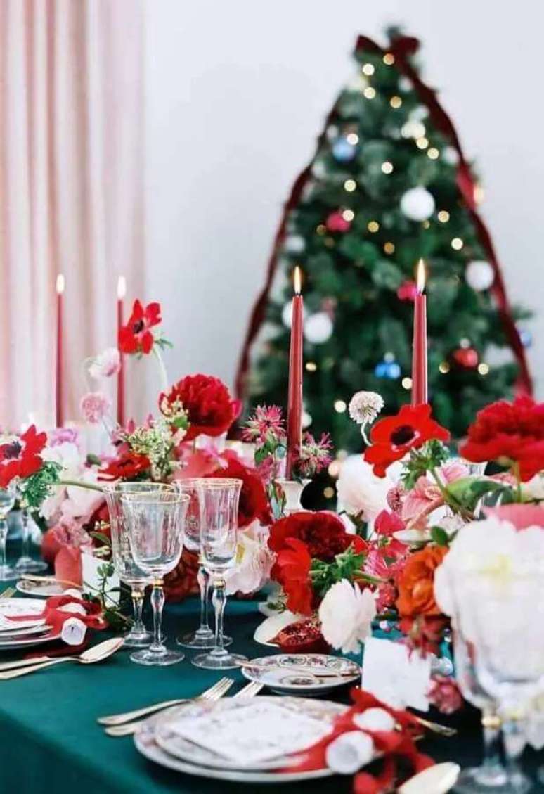 100. Velas e flores vermelhas para decora&ccedil;&atilde;o de Natal para mesa de ceia &ndash; Foto:&Aacute;rea de Mulher