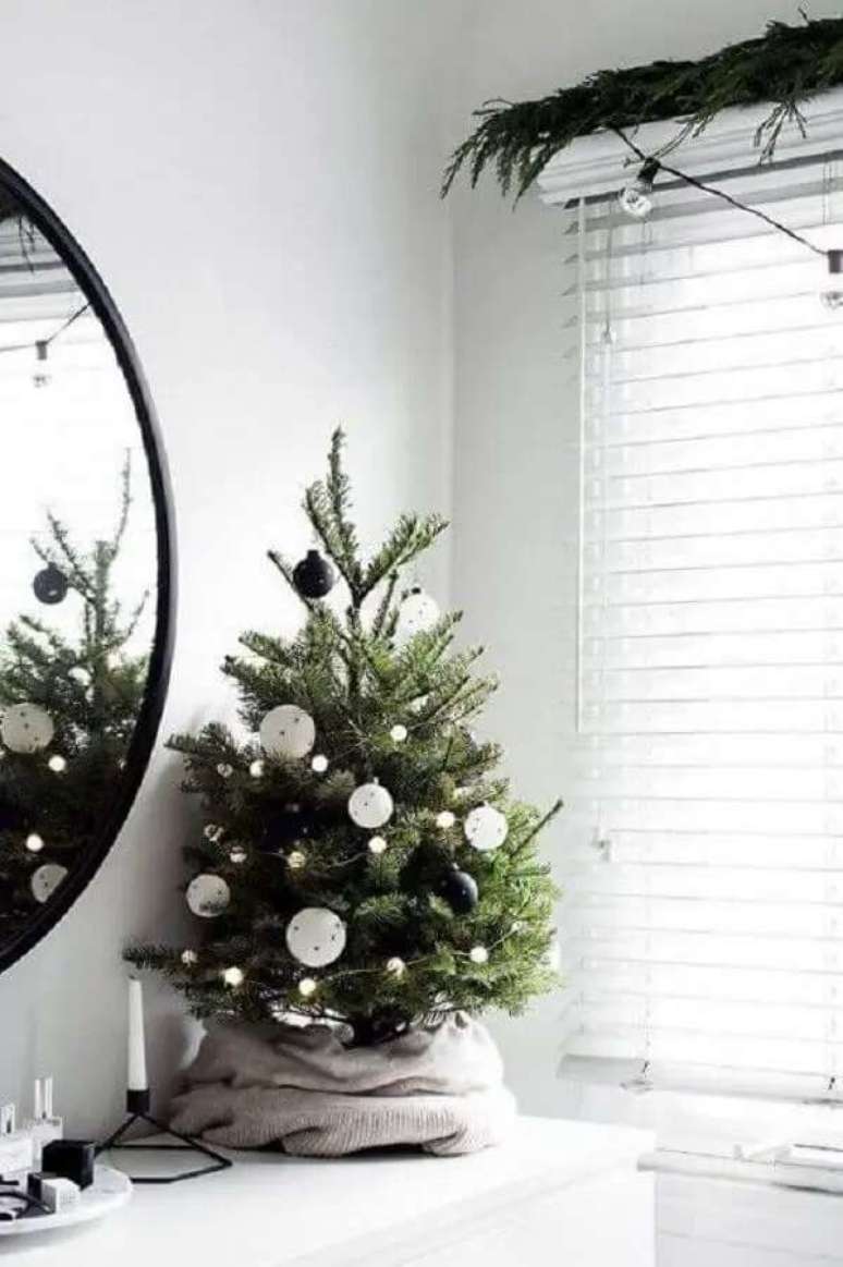 107. &Aacute;rvore de Natal pequena para decora&ccedil;&atilde;o natalina simples &ndash; Foto: Elle Decor