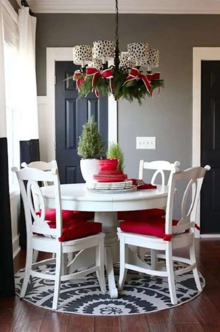149. Decora&ccedil;&atilde;o natalina: coloque arranjos nos lustres para sua decora&ccedil;&atilde;o de Natal &ndash; Foto: KOVI Fabrics