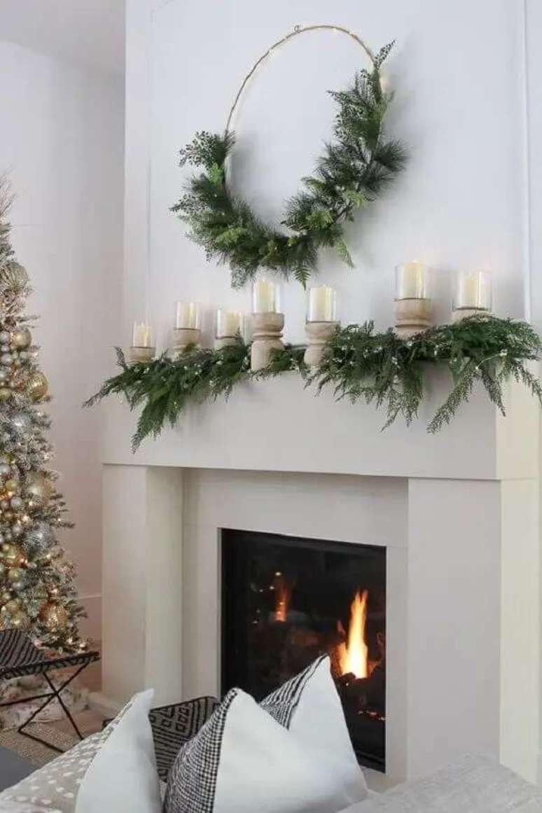 131. Decora&ccedil;&atilde;o de Natal moderna com velas e guirlanda minimalista &ndash; Foto: Elle Decor