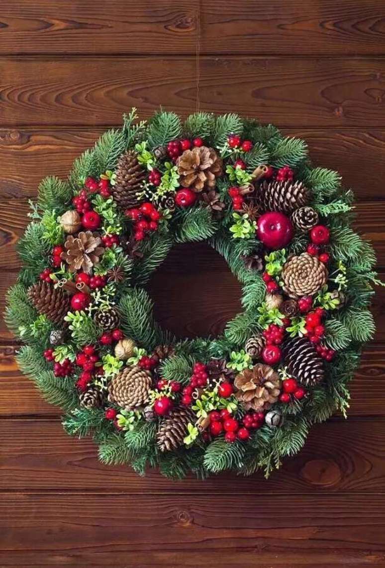 52. Modelo cl&aacute;ssico de guirlanda para decora&ccedil;&atilde;o de Natal &ndash; Foto: Ideias Decor