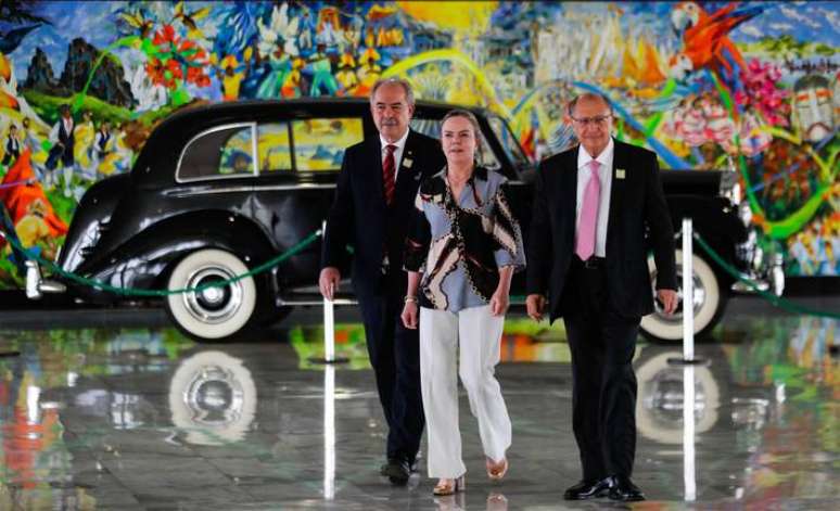 O vice-presidente eleito Geraldo Alckmin chega ao Palácio do Planalto em Brasilia-DF, para realizar a primeira reunião de transição de governo com o ministro chefe da casa civil, Ciro Nogueira (PP). Na foto, Aloizio Mercadante, Gleisi Hoffmann.