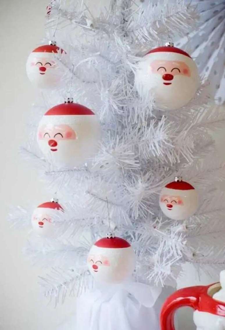 121. O Papai Noel na decora&ccedil;&atilde;o natalina aparece at&eacute; mesmo nas bolas de Natal &ndash; Foto: Decoratorist