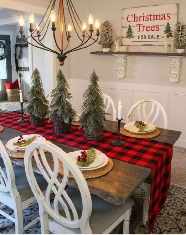113. Caminho de mesa xadrez e mini pinheiros para decora&ccedil;&atilde;o de Natal para mesa &ndash; Foto: Elle Decor