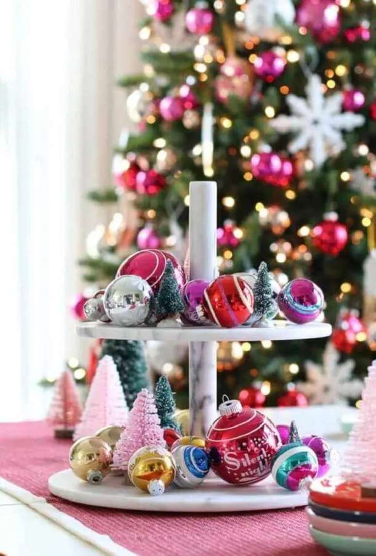 99. Bolas de natal coloridas s&atilde;o &oacute;timas para fazer arranjos de decora&ccedil;&atilde;o natalina &ndash; Foto: Decor F&aacute;cil