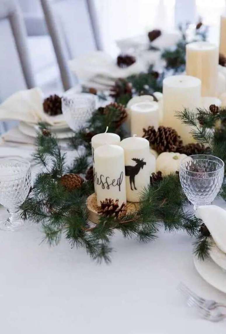 128. Centro de mesa com velas e pinhas para decora&ccedil;&atilde;o de Natal &ndash; Foto: Apartment Therapy