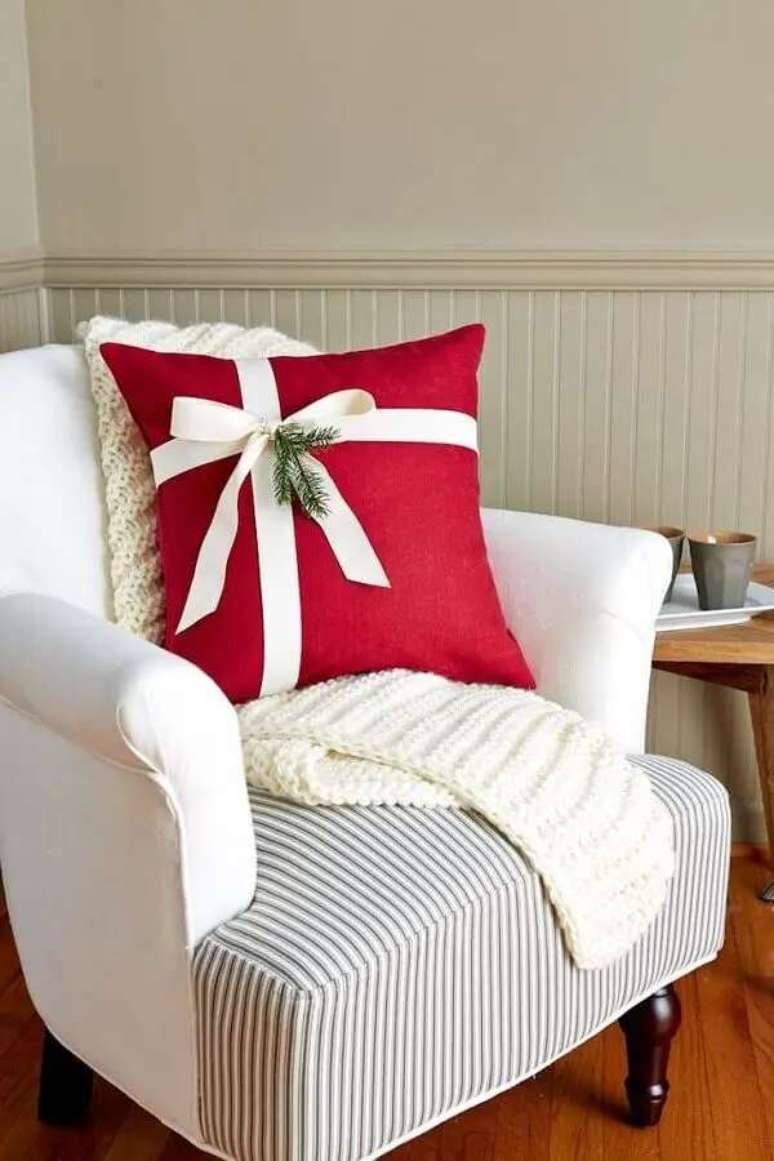 98. Invista em almofadas personalizadas para a sua decora&ccedil;&atilde;o de Natal para sala &ndash; Foto: Decor F&aacute;cil