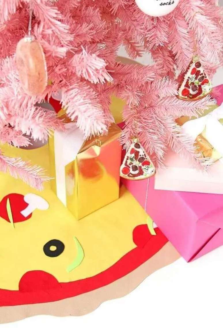 104. Enfeites divertidos para &aacute;rvore de Natal decorada cor de rosa &ndash; Foto: Brit+Co