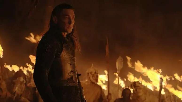 Adar fala sobre o "poder do Mundo Invisível" quando é interrogado por Galadriel