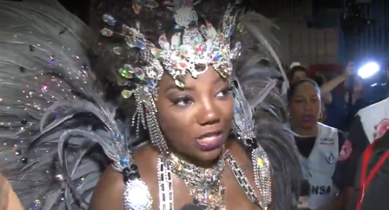 Ludmilla como destaque, durante o desfile em que foi atacada por Val Marchiori – a socialite disse que o cabelo da artista "parecia Bombril"