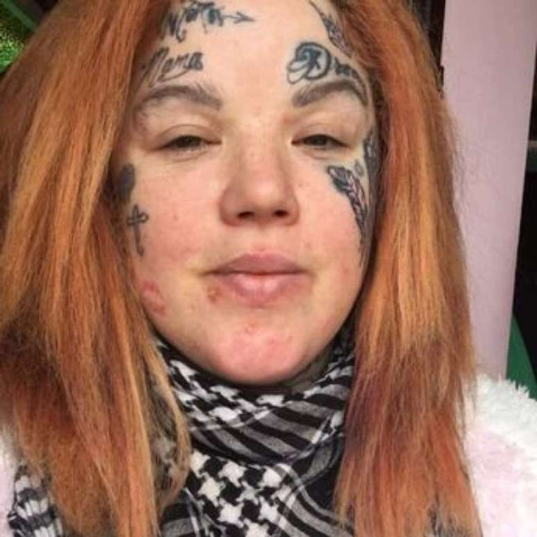 Foto de Melissa Sloan antes do rosto ser tomado por tatuagens