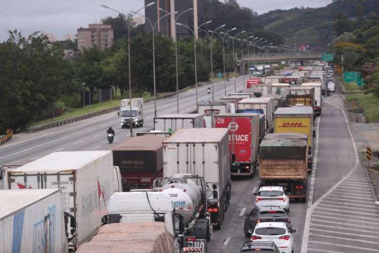 Frustrados com o resultado da eleição, bolsonaristas fazem bloqueios em rodovias pelo País.