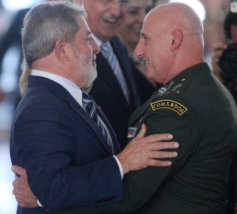 O ent&atilde;o presidente Luiz In&aacute;cio Lula da Silva participa da cerim&ocirc;nia de promo&ccedil;&atilde;o do general Gon&ccedil;alves Dias &agrave; patente de general de Ex&eacute;rcito no Clube do Exercito, em abril de 2010.